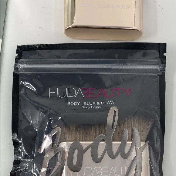 NEW In Package HUDA BEAUTY Body Blur & Glow Brush 100% Authentic Synthetic Brush - Picture 4 of 6